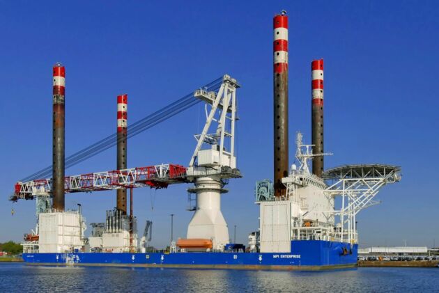 Das Offshore-Wind-Errichterschiff „Wind Enterprise“ liegt an der Pier der Lloyd Werft.